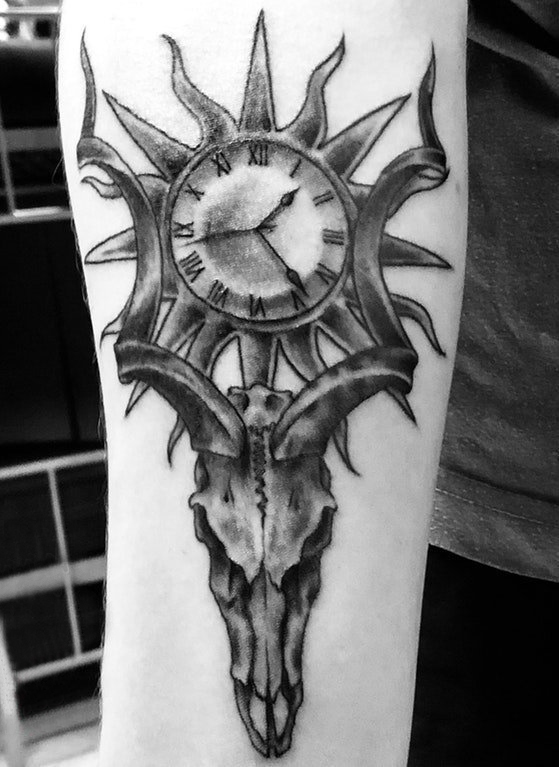 羚羊纹身图案   女生手臂上羚羊和时钟纹身图片