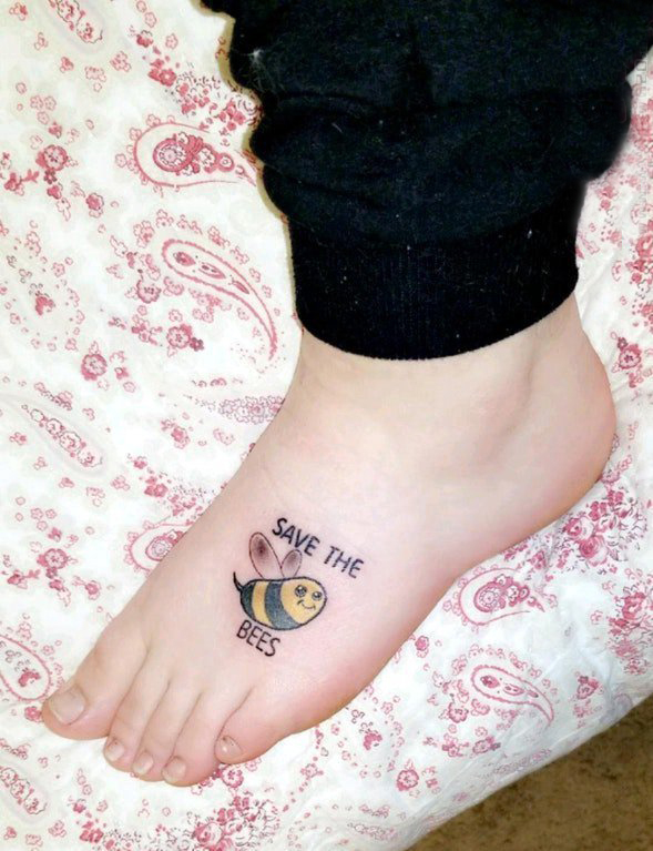 蜜蜂纹身图案 女生脚背上英文和蜜蜂纹身图片