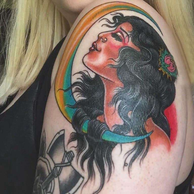 女生和月亮纹身图案  女生大臂上女生和月亮纹身图片