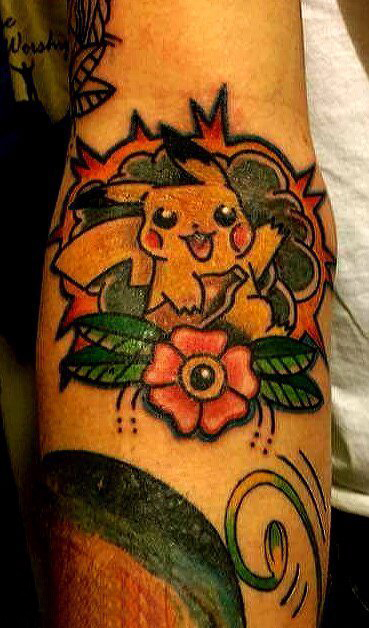 皮卡丘纹身图 男生手臂上花朵和皮卡丘纹身图片