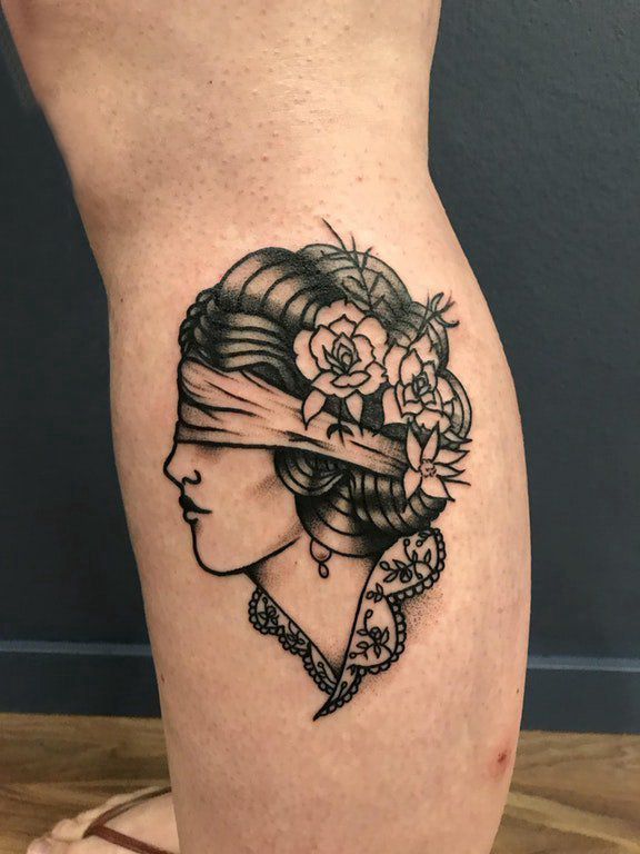 人物肖像纹身图片 女生小腿上黑灰的人物肖像纹身图片