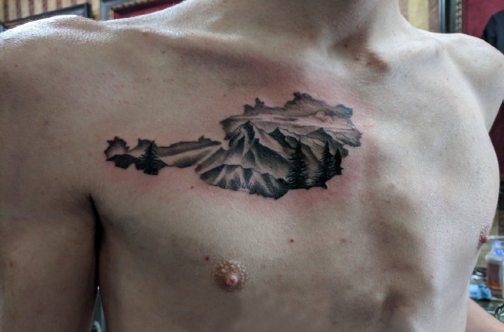 山脉纹身 男生锁骨上黑色的山脉纹身图片