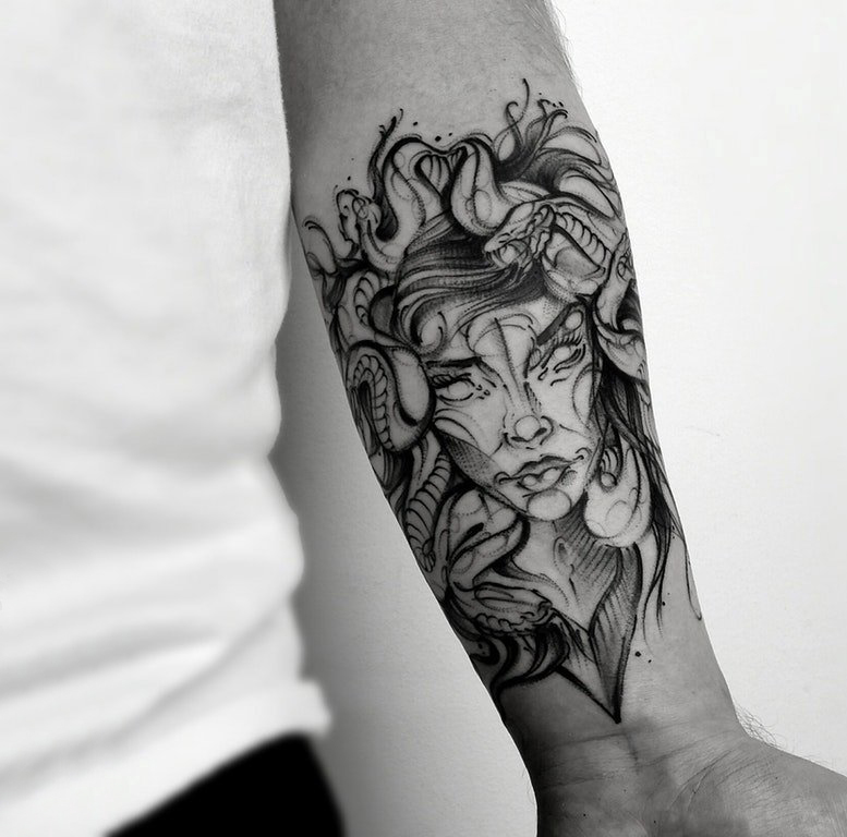 蛇和女生纹身图案  男生小臂上蛇和女生纹身图片