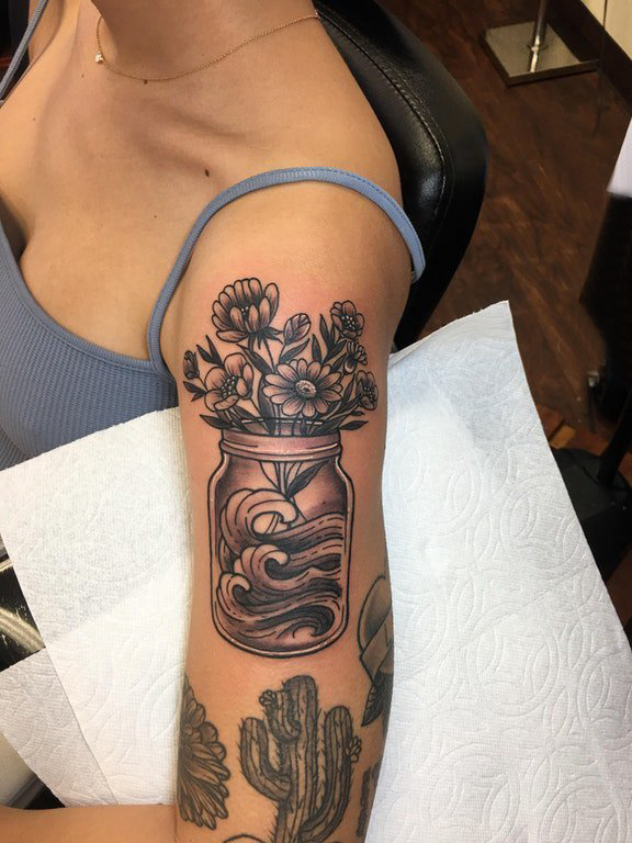 手臂纹身女花   女生手臂上花朵和浪花纹身图片