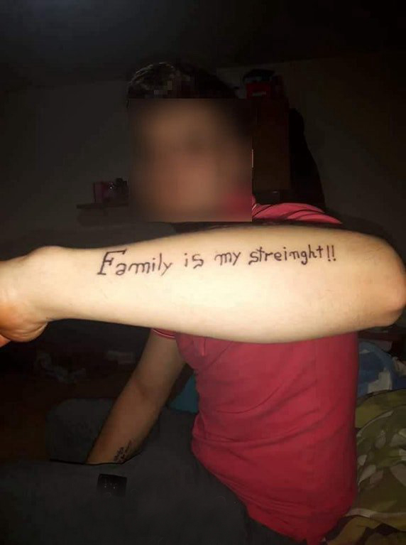 手纹身英文字母  男生手臂上黑色的英文纹身图片