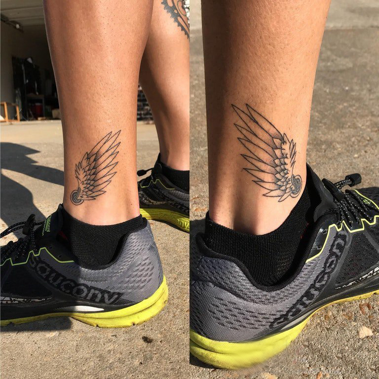 天使翅膀纹身素材 男生小腿上黑灰的翅膀纹身图片