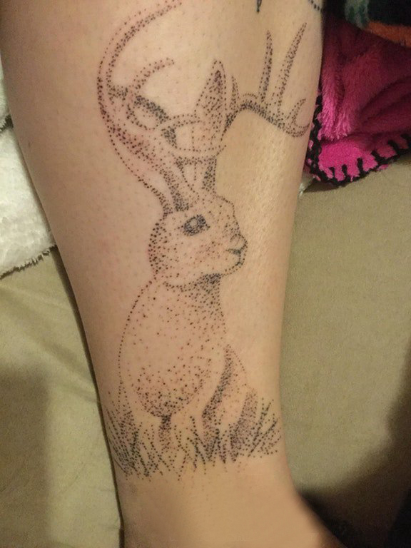 纹身点刺技巧 女生小腿上黑灰的兔子纹身图片