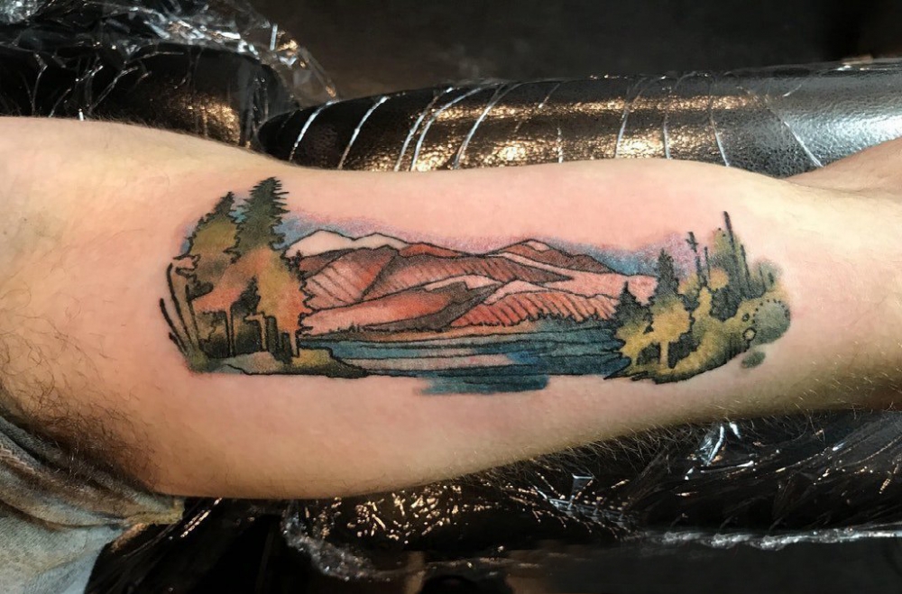纹身风景图案 男生大臂上彩色的森林风景纹身图片
