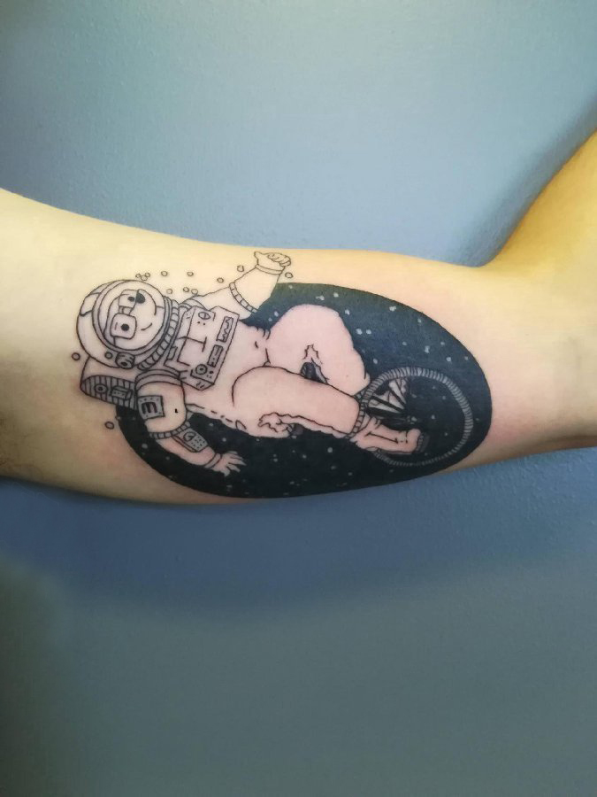 纹身黑色 男生手臂上黑色的宇航员纹身图片