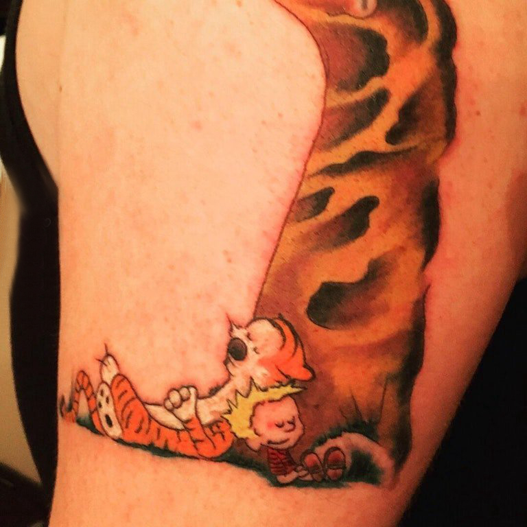 纹身卡通  男生大臂上老虎和人物纹身图片