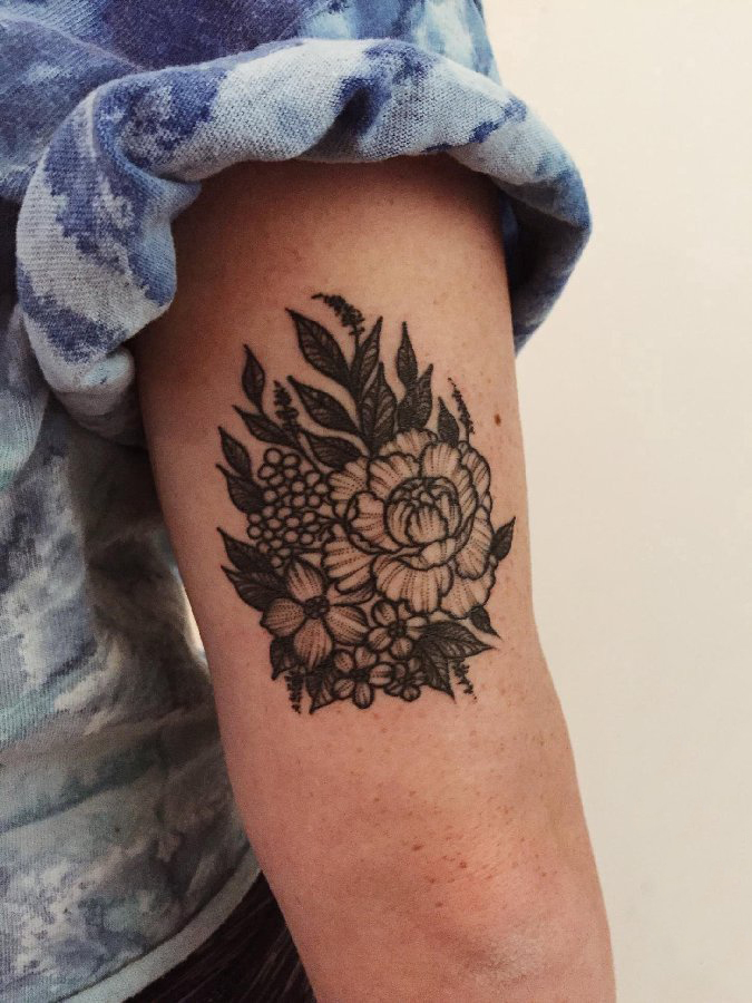 花卉纹身图案  女生手臂上黑灰的花卉纹身图片