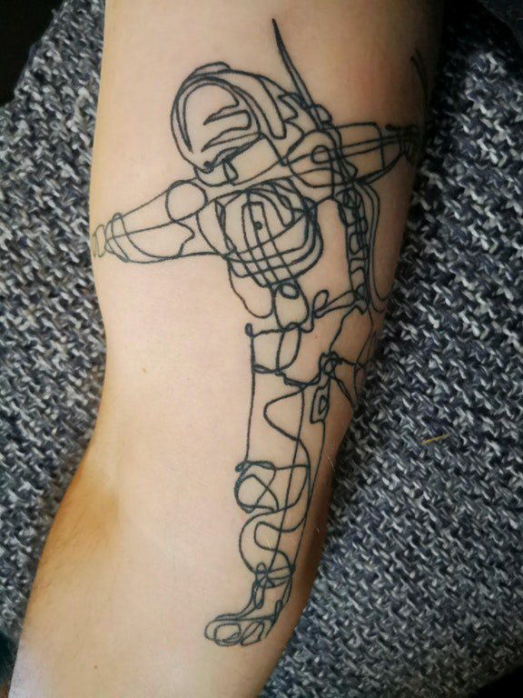 极简线条纹身 男生手臂上黑色的宇航员纹身图片