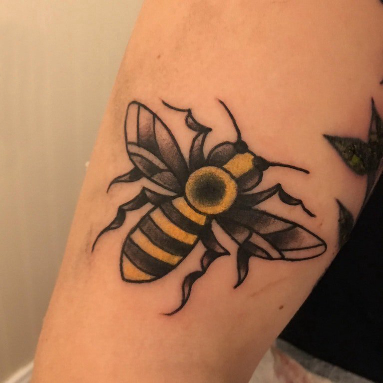 蜜蜂纹身图案 女生大臂上彩色的蜜蜂纹身图片