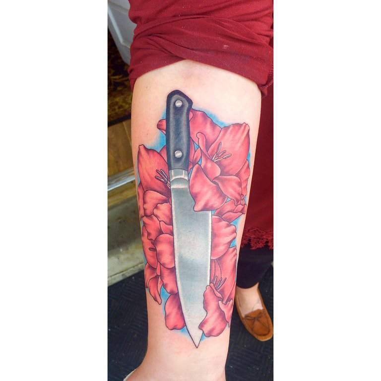 欧美匕首纹身  女生小臂上匕首和花朵纹身图片