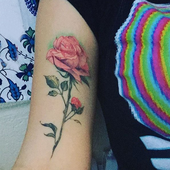 枪炮玫瑰纹身 男生手臂上娇艳的玫瑰纹身图片