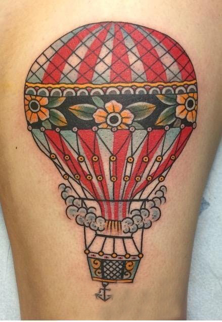 热气球纹身 女生大腿上彩色的热气球纹身图片