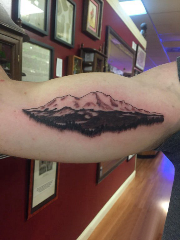 山峰的纹身 男生手臂上黑色的山脉纹身图片