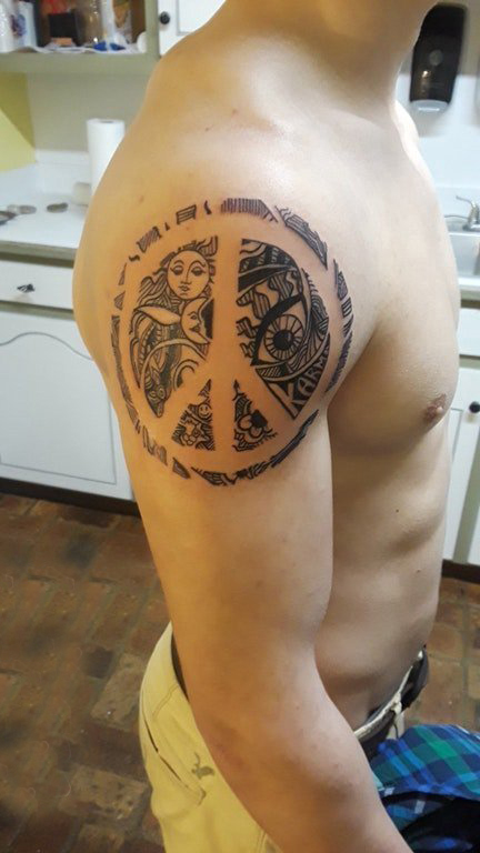 纹身符号  男生大臂上黑灰的符号纹身图片