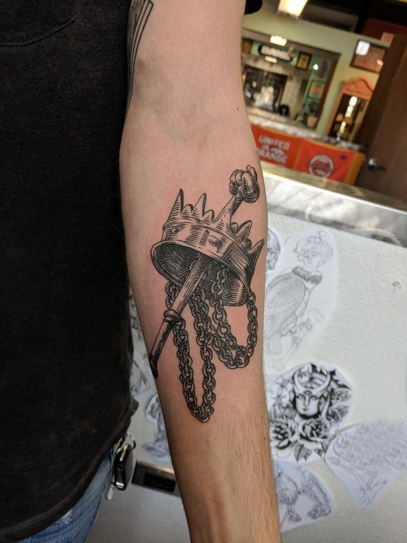 纹身皇冠简单 男生手臂上权杖和皇冠纹身图片