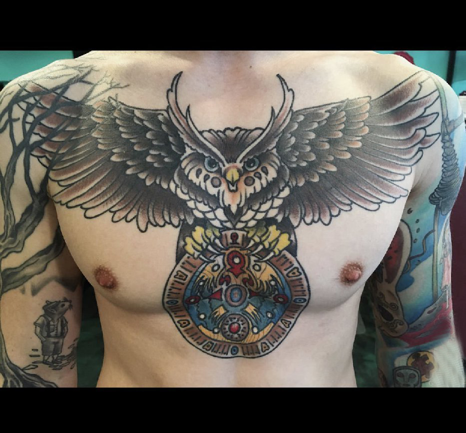 纹身老鹰图片 男生胸上彩色的老鹰纹身图片