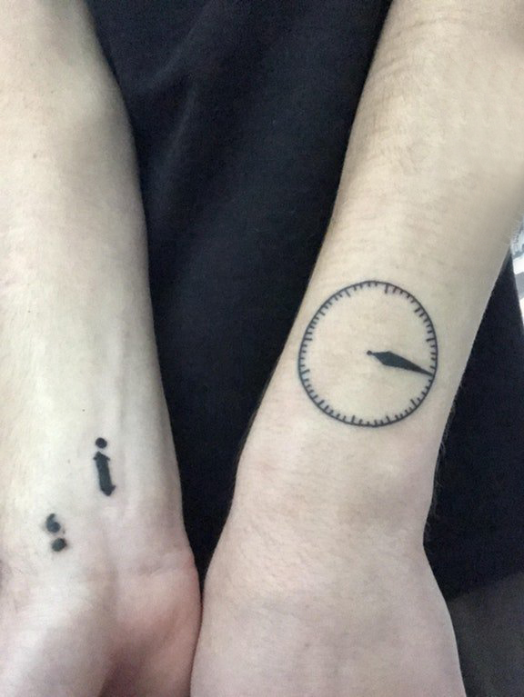 时钟纹身 男生手腕上简洁的时钟纹身图片