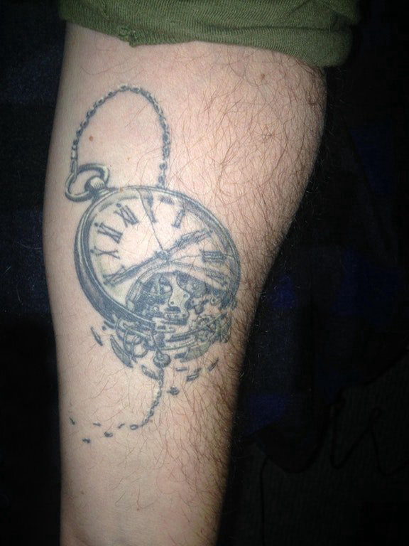 时钟纹身 男生小腿上复古的时钟纹身图片