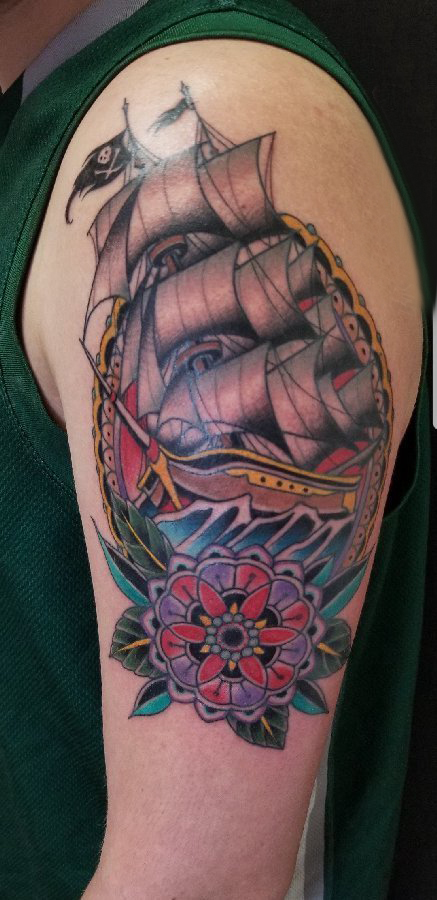 双大臂纹身 男生大臂上花朵和帆船纹身图片