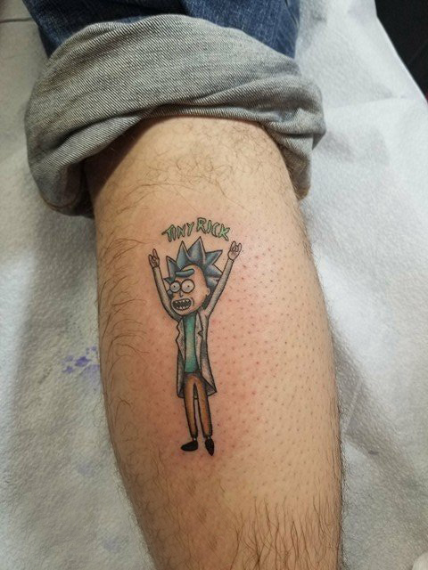 纹身卡通人物  男生小腿上彩绘的卡通人物纹身图片