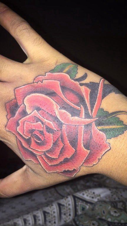 纹身玫瑰花   女生手背上彩绘的玫瑰纹身图片