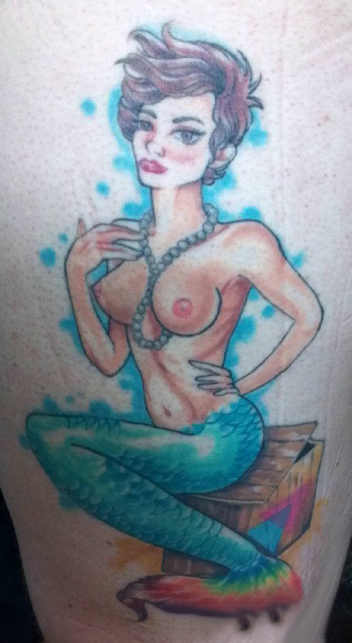 纹身美人鱼  女生大腿上性感的美人鱼纹身图片
