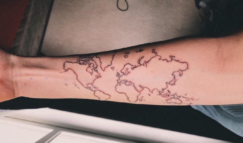 纹身世界地图 女生手臂上极简的世界地图纹身图片