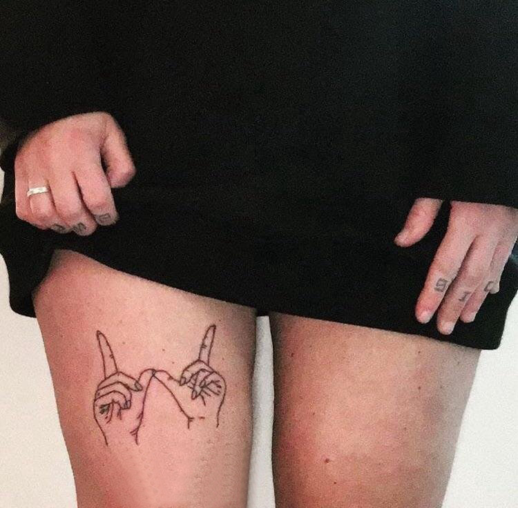 纹身手指  女生大腿上极简的手指纹身图片