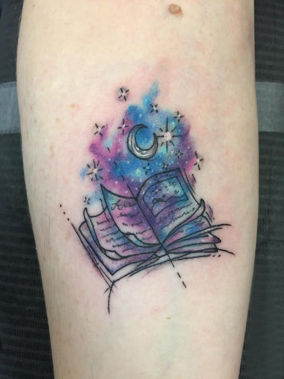 纹身书籍 女生手臂上月亮和书籍纹身图片