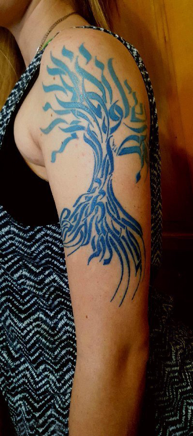 纹身树枝 男生大臂上蓝色的树纹身图片