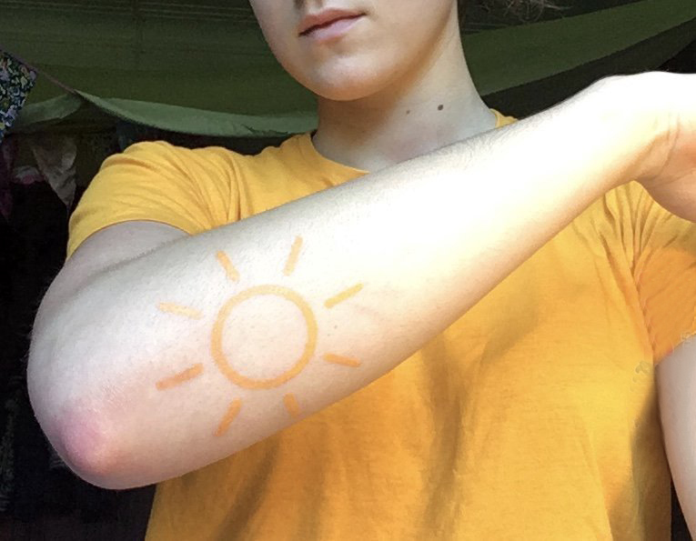 纹身太阳图案  男生手臂上彩色的太阳纹身图片