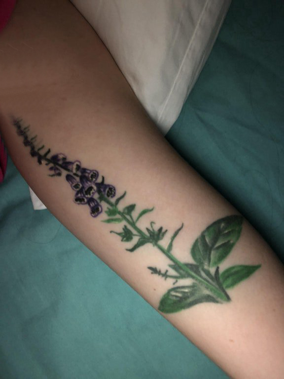 纹身图案花朵  女生手臂上小清新的花朵纹纹身图片