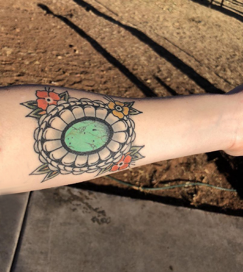 纹身图案花朵  女生小臂上彩色的花朵纹身图片