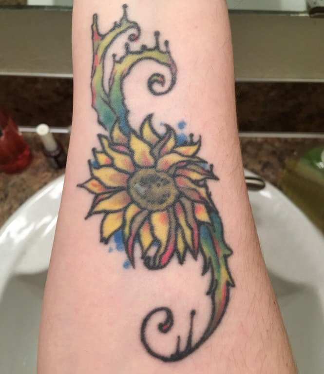 纹身图案花朵 男生手臂上彩色的植物纹身图片