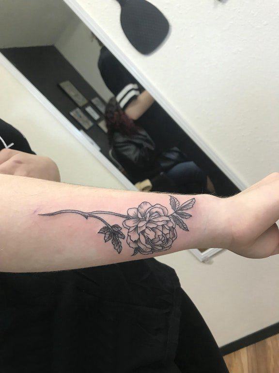 纹身图案花朵 女生手臂上黑灰花朵纹身图片