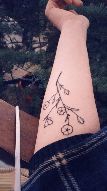 纹身图案花朵 女生手臂上极简的花朵纹身图片