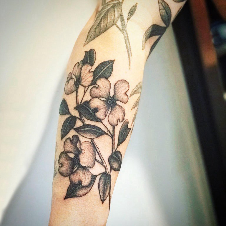 纹身图花朵枝叶 女生手臂上黑灰的花朵枝叶纹身图片