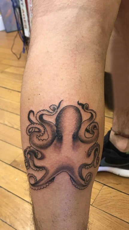 黑色章鱼纹身 男生小腿上活泼的章鱼纹身图片