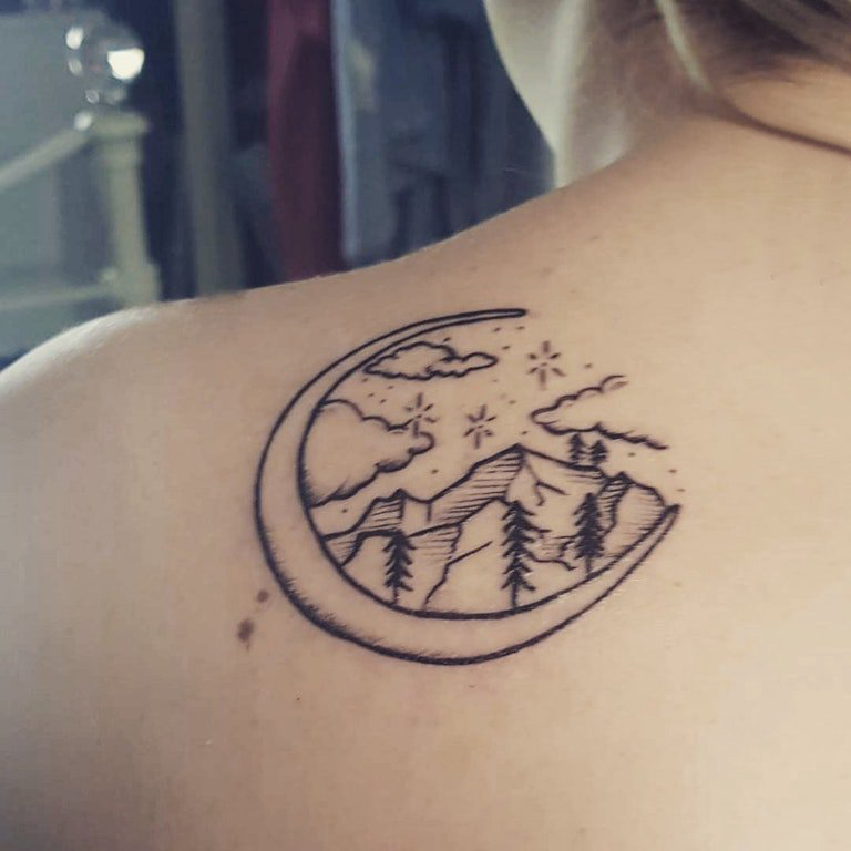 极简线条纹身 女生后背上月亮和山脉纹身图片