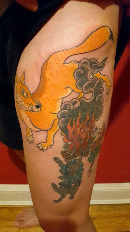 九尾狐狸纹身图片  女生大腿上九尾狐狸和云朵纹身图片