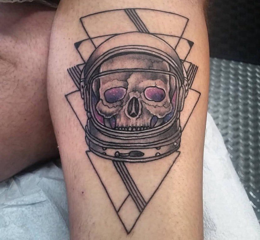 骷髅纹身 男生小腿上三角形和骷髅宇航员纹身图片