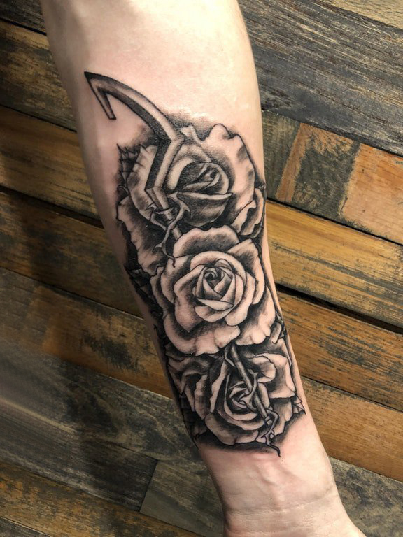 玫瑰纹身图  女生手臂上黑灰的玫瑰纹身图片