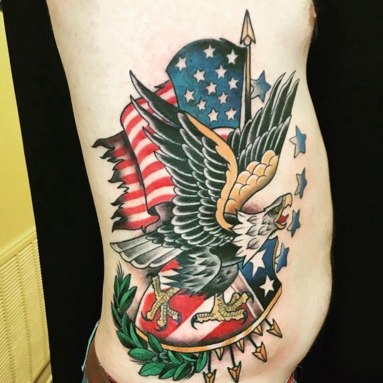 美国国旗纹身  男生侧腰上老鹰和美国国旗纹身图片