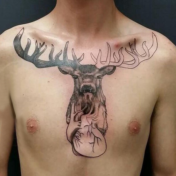 麋鹿纹身图案男  男生胸上黑灰的麋鹿纹身图片