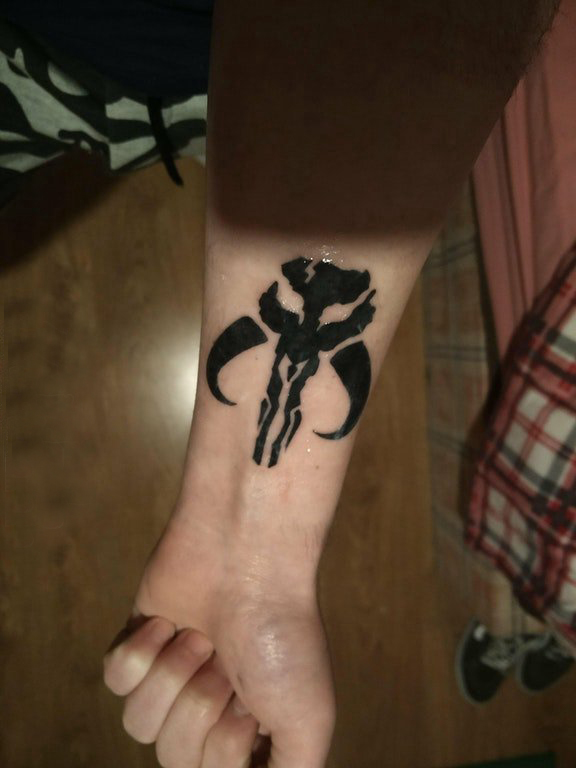 女生纹身手腕  女生手腕上黑色的极简纹身图片
