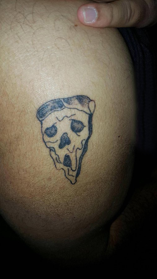 食物纹身 男生肩部黑色的披萨纹身图片
